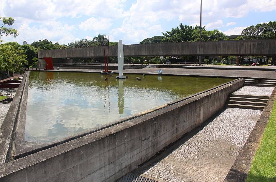 O jardim e os espelhos dágua na área externa do MuBE foram concebidos pelo arquiteto e paisagista Burle Marx