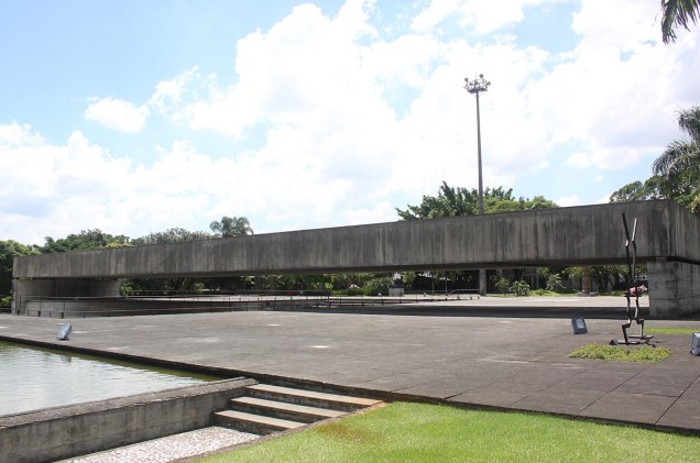 Projetado pelo arquiteto Paulo Mendes da Rocha, o MuBE foi criado em 1995, em uma área de 7 mil metros quadrados no bairro Jardim Europa