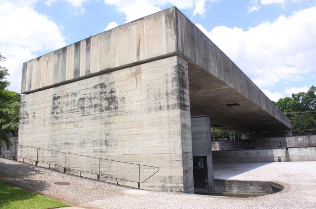 A construção de concreto aparente, abaixo do nível da rua, deixa o museu silencioso, como um reduto de esculturas e de cultura no meio da agitação da capital paulista