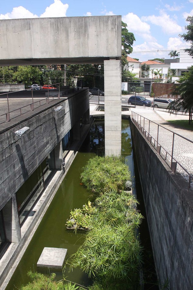 O projeto de concreto aparente do arquiteto Paulo Mendes da Rocha fica um nível abaixo da rua, o que garante tranquilidade ao local, como um oásis de esculturas ao ar livre