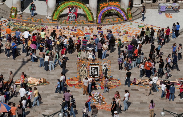 Os preparativos para o Dia dos Mortos na Cidade do México: a capital ganha cores e alegria