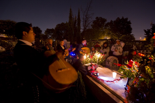 Mariachis prestam homenagens no Cemitério San José, na Cidade do México: para os mexicanos a verdadeira morte é o esquecimento, por isso eles fazem questão de celebrar e recordar com alegria seus mortos