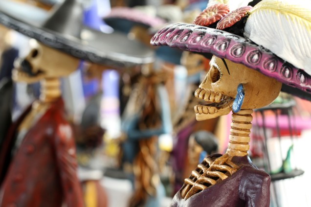 Enfeites e adornos temáticos tomam conta das cidades mexicanas em celebração ao Dia dos Mortos