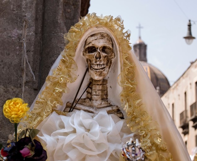 Noiva caveira desfila no Dia dos Mortos, no México: povo mexicano faz questão de recordar com alegria seus entes já falecidos