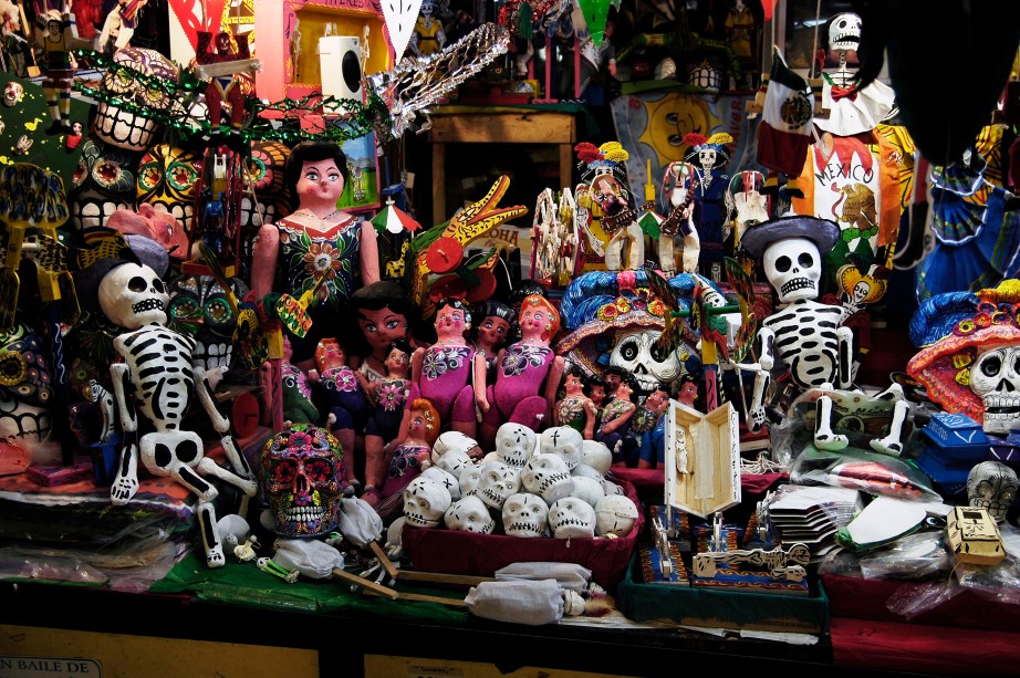 Enfeites e adornos coloridos são especialmente preparados para celebrar o Dia dos Mortos, no México