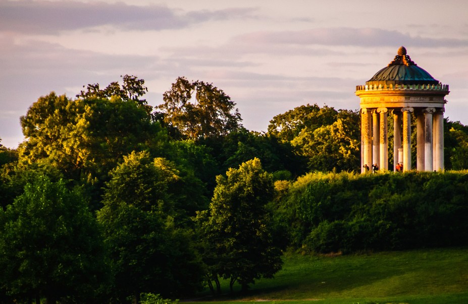 Englischer Garten, ou Jardim Inglês, é um dos parques da cidade