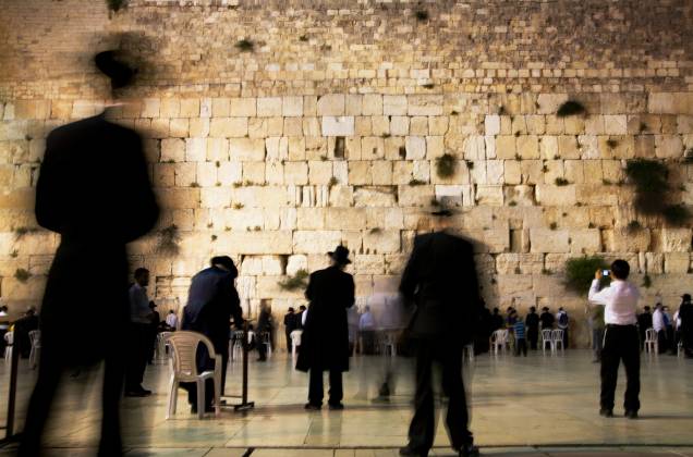 <a href="http://viajeaqui.abril.com.br/estabelecimentos/israel-jerusalem-atracao-muro-ocidental-muro-das-lamentacoes" rel="Muro das Lamentações" target="_blank"><strong>Muro das Lamentações </strong></a>(local sagrado para o judaísmo)O local mais sagrado do judaísmo faz parte da parede de contenção do monte do templo, que fica logo acima (onde hoje estão a mesquita Al-Aqsa e o Domo da Rocha). É em suas frestas que judeus depositam papéis com pedidos na crença de que, feitos ali, serão atendidos