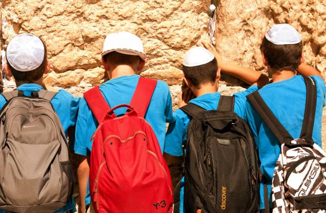 <a href="https://viajeaqui.abril.com.br/estabelecimentos/israel-jerusalem-atracao-muro-ocidental-muro-das-lamentacoes" rel="Muro das Lamentações" target="_blank"><strong>Muro das Lamentações </strong></a>(local sagrado para o judaísmo)O nome faz referência ao período em que devotos se aglomeravam no local para lamentar a destruição do grande templo judeu, em 70 d.C. – essa era a única parte das ruínas da qual tinham permissão para se aproximar. Muitas famílias realizam a cerimônia de maturidade de seus filhos (bar-mitzvá) e filhas (bat-mitzvá) no lugar, que também reúne judeus religiosos em feriados como o Yom Kipur (Dia do Perdão) <a href="https://viajeaqui.abril.com.br/estabelecimentos/israel-jerusalem-atracao-muro-ocidental-muro-das-lamentacoes" rel="Muro das Lamentações" target="_blank"><strong>Muro das Lamentações </strong></a>(local sagrado para o judaísmo)O nome faz referência ao período em que devotos se aglomeravam no local para lamentar a destruição do grande templo judeu, em 70 d.C. – essa era a única parte das ruínas da qual tinham permissão para se aproximar. Muitas famílias realizam a cerimônia de maturidade de seus filhos (bar-mitzvá) e filhas (bat-mitzvá) no lugar, que também reúne judeus religiosos em feriados como o Yom Kipur (Dia do Perdão)