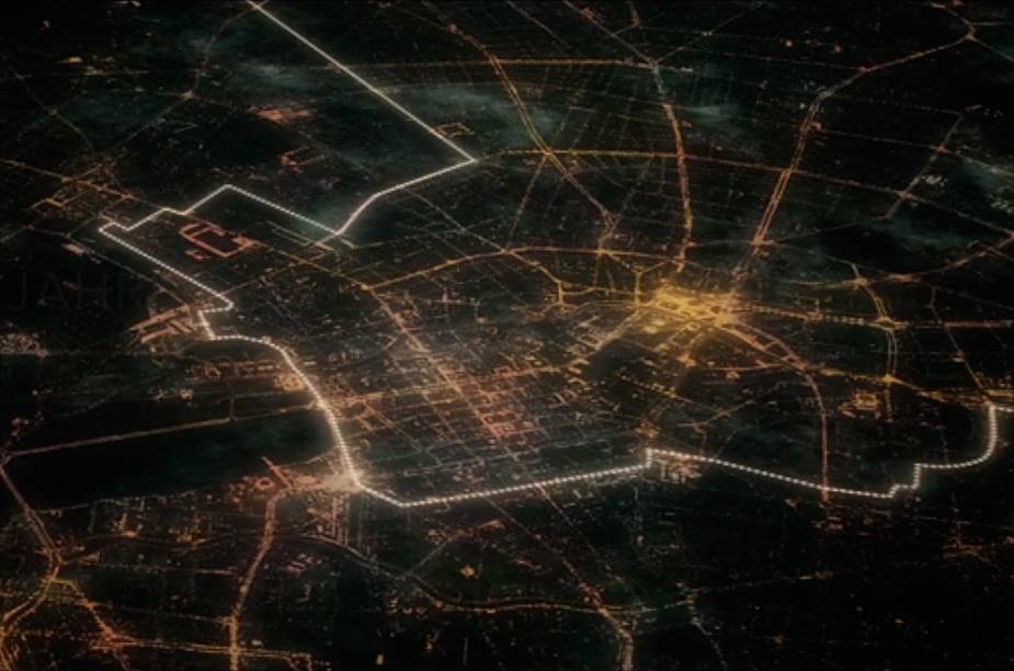 As luzes brancas são o caminho do muro que será reerguido com balões brilhantes As luzes brancas são o caminho do muro que será reerguido com balões brilhantes