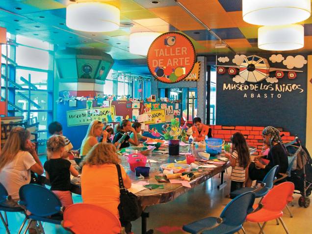 Crianças na oficina de arte no Museo de los Niños Crianças na oficina de arte no Museo de los Niños