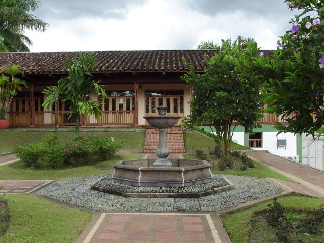 Na cidade de Quíndio (<a href="https://viajeaqui.abril.com.br/paises/colombia" rel="Colômbia" target="_blank">Colômbia</a>) fica o Parque Nacional del Café, onde está o <strong>Museo Del Café</strong> (foto), dedicado à cultura cafeeira. Além de conhecer o processo de fabricação de uma das bebidas mais populares do mundo, o visitante pode passear pelos cafezais a cavalo, passando por réplicas de estações tradicionais dos tempos áureos do<strong> café colombiano</strong>. Para quem preferir meios de transporte mais modernos, é possível andar de teleférico ou montanha-russa. Vá entre outubro e dezembro se quiser ver os cafezais floridos Na cidade de Quíndio (<a href="https://viajeaqui.abril.com.br/paises/colombia" rel="Colômbia" target="_blank">Colômbia</a>) fica o Parque Nacional del Café, onde está o <strong>Museo Del Café</strong> (foto), dedicado à cultura cafeeira. Além de conhecer o processo de fabricação de uma das bebidas mais populares do mundo, o visitante pode passear pelos cafezais a cavalo, passando por réplicas de estações tradicionais dos tempos áureos do<strong> café colombiano</strong>. Para quem preferir meios de transporte mais modernos, é possível andar de teleférico ou montanha-russa. Vá entre outubro e dezembro se quiser ver os cafezais floridos