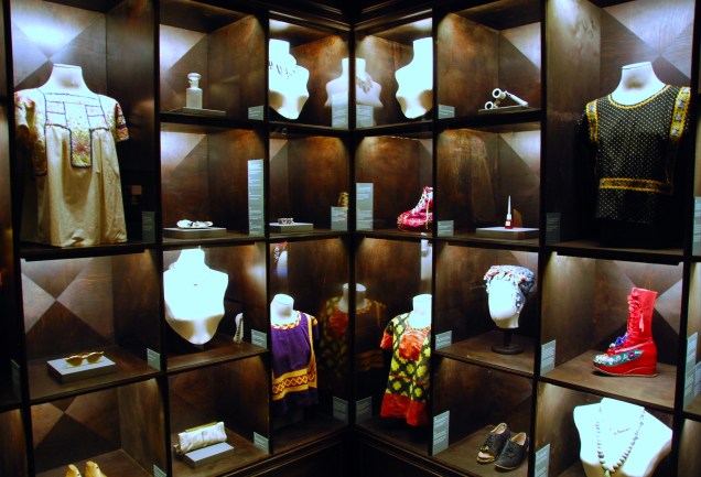Roupas, acessórios e vários objetos pessoais de Frida Kahlo estão em exposição na Casa Azul, hoje museu em homenagem à artista plástica