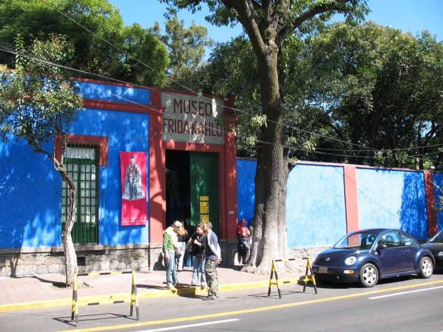 Fachada do <a href="https://viajeaqui.abril.com.br/estabelecimentos/mexico-cidade-do-mexico-atracao-museu-de-frida-kahlo" rel="Museu Frida Kahlo" target="_blank">Museu Frida Kahlo</a>, na calle (rua) Londres, na <a href="https://viajeaqui.abril.com.br/cidades/mexico-cidade-do-mexico" rel="Cidade do México" target="_blank">Cidade do México</a>; a casa fica no tranquilo bairro de Coyoacán, um dos mais antigos da capital mexicana