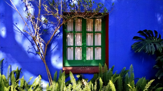 A fachada da <a href="https://viajeaqui.abril.com.br/estabelecimentos/mexico-cidade-do-mexico-atracao-museu-de-frida-kahlo" rel="casa de Frida Kahlo" target="_blank">casa de Frida Kahlo</a> - onde hoje é um museu que conta a história de sua vida - é toda pintada de azul escuro. Sobre a cor, o poeta Carlos Pellicer disse: "A casa, pintada de azul por dentro e por fora, parece abrigar um pouco de céu."