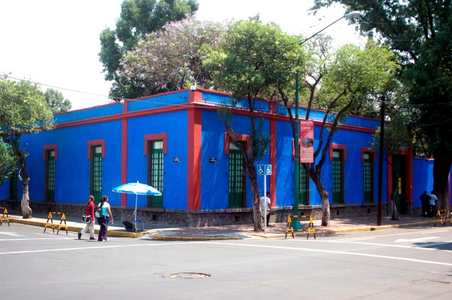 Uma das atrações mais famosas da <a href="https://viajeaqui.abril.com.br/cidades/mexico-cidade-do-mexico" rel="Cidade do México" target="_blank">Cidade do México</a> é "La casa azul de la Calle Londres", a casa onde a pintora Frida Kahlo passou grande parte de sua vida