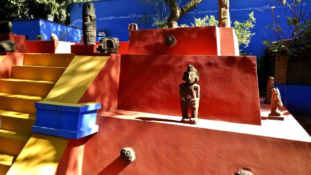 Há no <a href="https://viajeaqui.abril.com.br/estabelecimentos/mexico-cidade-do-mexico-atracao-museu-de-frida-kahlo" rel="Museu Frida Kahlo" target="_blank">Museu Frida Kahlo</a> uma grande coleção de artefatos pré-hispânicos, prova de admiração de Frida e Diego Rivera (seu amante, artista plástico que vivia numa casa anexa, ao lado da Casa Azul) pela cultura dos seus antepassados