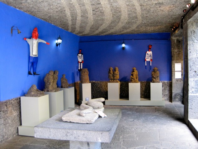 No bairro de Coyacán, na <a href="https://viajeaqui.abril.com.br/cidades/mexico-cidade-do-mexico" rel="Cidade do México" target="_blank">Cidade do México</a>, o <a href="https://viajeaqui.abril.com.br/estabelecimentos/mexico-cidade-do-mexico-atracao-museu-de-frida-kahlo" rel="Museu Frida Kahlo" target="_blank">Museu Frida Kahlo</a> funciona na famosa casa azul com paredes lotadas de autorretratos em que nasceu e morreu a conturbada pintora autodidata