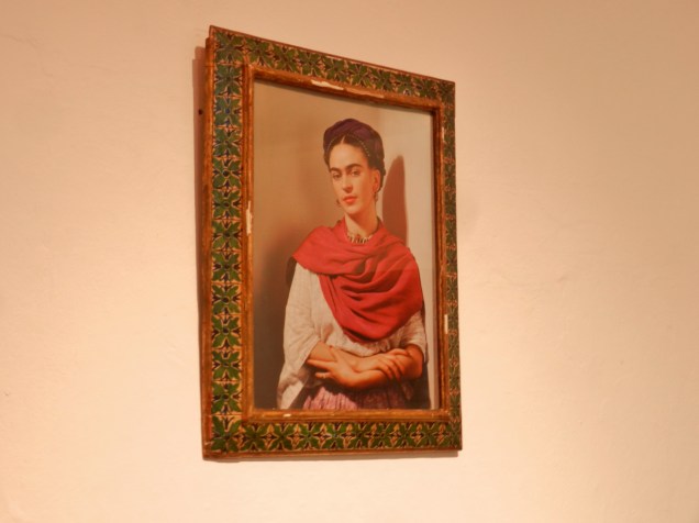 Além dos autorretratos de Frida, o <a href="https://viajeaqui.abril.com.br/estabelecimentos/mexico-cidade-do-mexico-atracao-museu-de-frida-kahlo" rel="Museu" target="_blank">Museu</a> expõe objetos pessoais da pintora, esculturas, cartas e quadros inacabados, como um retrato de Stálin
