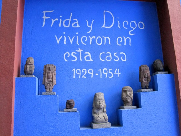 Em uma das paredes do jardim da casa, a inscrição que pode ser traduzida para o português como "Frida e Diego viveram nesta casa". Diego Rivera era o amante de Frida, um artista plástico conceituado e muito querido entre intelectuais de esquerda, não só do México, como do mundo inteiro
