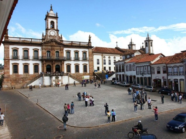 <strong>15. <a href="https://viajeaqui.abril.com.br/estabelecimentos/br-mg-ouro-preto-atracao-museu-da-inconfidencia" rel="Museu da Inconfidência" target="_self">Museu da Inconfidência</a>, <a href="https://viajeaqui.abril.com.br/cidades/br-mg-ouro-preto" rel="Ouro Preto" target="_self">Ouro Preto</a>, <a href="https://viajeaqui.abril.com.br/estados/br-minas-gerais" rel="Minas Gerais" target="_self">Minas Gerais</a></strong> A atração é um grande complemento para entender um dos episódios mais controversos da história do Brasil: a Inconfidência Mineira. A antiga Casa de Câmara e Cadeia abriga 16 salas temáticas, que abrigam os restos mortais dos inconfidentes e as supostas travas da forca de Tiradentes. Pra aliviar o clima mórbido, há obras de Aleijadinho complementando o acervo <strong>15. <a href="https://viajeaqui.abril.com.br/estabelecimentos/br-mg-ouro-preto-atracao-museu-da-inconfidencia" rel="Museu da Inconfidência" target="_self">Museu da Inconfidência</a>, <a href="https://viajeaqui.abril.com.br/cidades/br-mg-ouro-preto" rel="Ouro Preto" target="_self">Ouro Preto</a>, <a href="https://viajeaqui.abril.com.br/estados/br-minas-gerais" rel="Minas Gerais" target="_self">Minas Gerais</a></strong> A atração é um grande complemento para entender um dos episódios mais controversos da história do Brasil: a Inconfidência Mineira. A antiga Casa de Câmara e Cadeia abriga 16 salas temáticas, que abrigam os restos mortais dos inconfidentes e as supostas travas da forca de Tiradentes. Pra aliviar o clima mórbido, há obras de Aleijadinho complementando o acervo