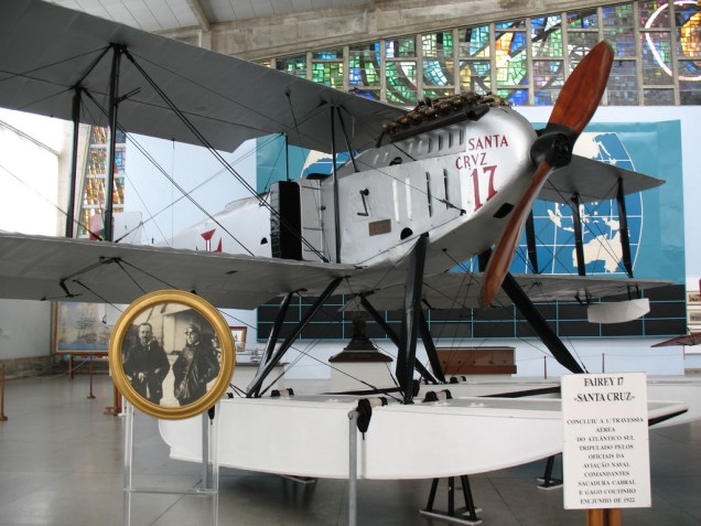 Hidroavião Fairey F III-D utilizado por Sacadura Cabral e Gago Coutinho durante a pioneira travessia do Atlântico Sul, em 1922, exposto no Museu da Marinha