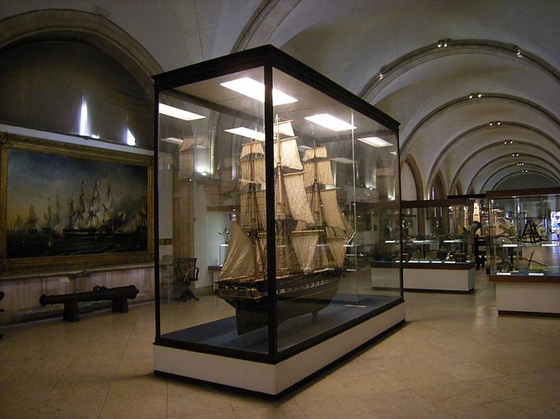 O Museu da Marinha apresenta diversas maquetes de naus e veleiros que fizeram parte da rica história naval portuguesa