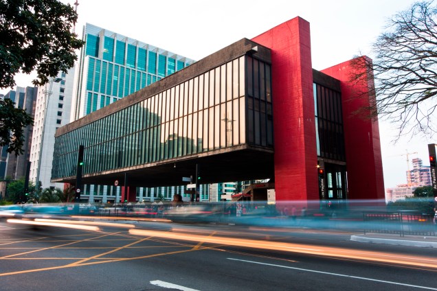 Na época em que foi construído, o Museu de Arte Moderna de São Paulo tinha o maior vão livre do mundo. Isso porque toda a sua estrutura, de 74 metros de comprimento, está suspensa à oito metros de altura do chão, somente sustentada por quatro pilares, nos cantos