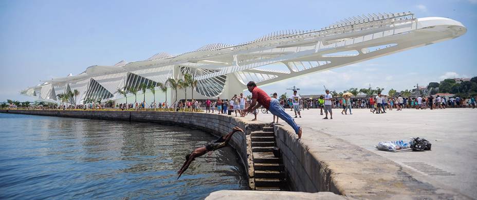 <strong>8. Museu do Amanhã, no Rio de Janeiro</strong>Novinho em folha, o prédio projetado pelo famoso arquiteto espanhol Santiago Calatrava fica na zona portuária do Rio e faz parte do projeto de revitalização da área, o Rio Maravilha. Sua proposta é ser um espaço de artes e ciências e também um local para refletir sobre mudanças climáticas e problemas sociais. Seu acervo é majoritariamente digital.<strong>Grátis: às terças-feiras</strong>Você economiza: R$ 10Endereço: Praça Mauá, 1, Centro, Rio de Janeiro (RJ) <strong>8. Museu do Amanhã, no Rio de Janeiro</strong>Novinho em folha, o prédio projetado pelo famoso arquiteto espanhol Santiago Calatrava fica na zona portuária do Rio e faz parte do projeto de revitalização da área, o Rio Maravilha. Sua proposta é ser um espaço de artes e ciências e também um local para refletir sobre mudanças climáticas e problemas sociais. Seu acervo é majoritariamente digital.<strong>Grátis: às terças-feiras</strong>Você economiza: R$ 10Endereço: Praça Mauá, 1, Centro, Rio de Janeiro (RJ)