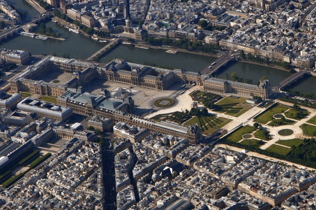 Vista aérea do Museu do Louvre, às margens do rio Sena, com parte dos jardins das Tulherias à direita
