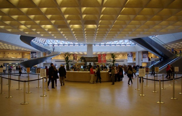 Acesso do Museu do Louvre sob a pirâmide de vidro