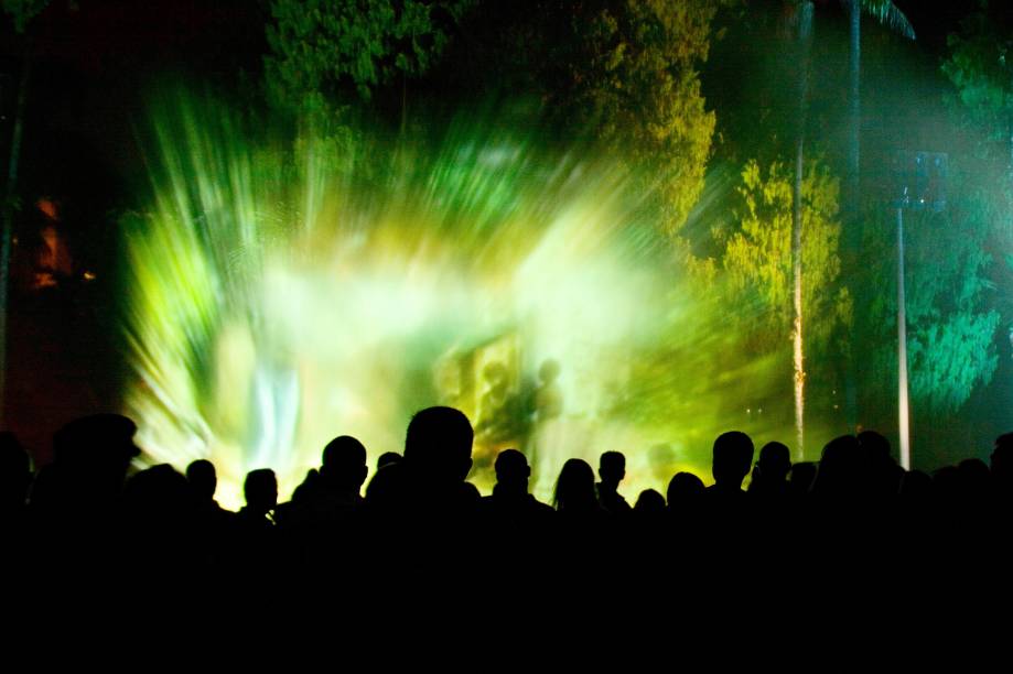 O espetáculo Som e Luz ocorre nos jardins do <a href="http://viajeaqui.abril.com.br/estabelecimentos/br-rj-petropolis-atracao-museu-imperial" rel="Museu Imperial" target="_blank">Museu Imperial</a>, em <a href="http://viajeaqui.abril.com.br/cidades/br-rj-petropolis" rel="Petrópolis (RJ)" target="_blank">Petrópolis</a>, de quinta a sábado, às 20h. O ingresso é vendido à parte e custa R$ 20