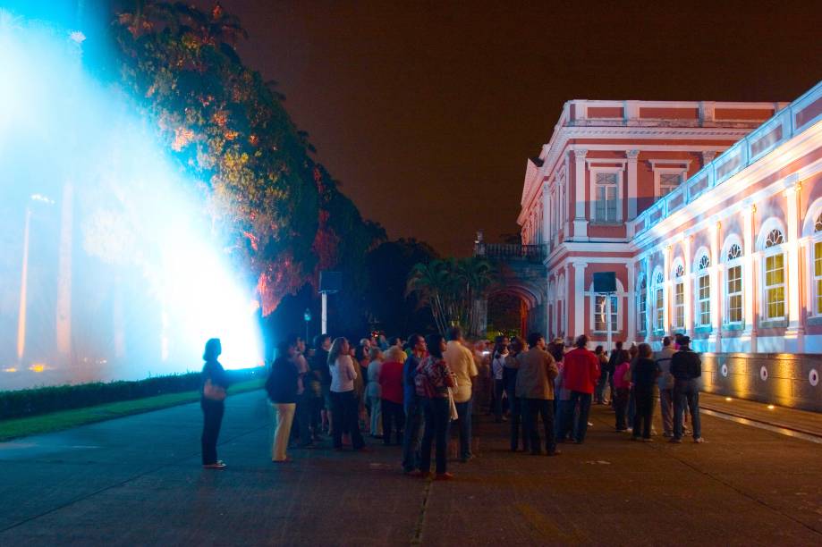 O espetáculo Som e Luz, do <a href="https://viajeaqui.abril.com.br/estabelecimentos/br-rj-petropolis-atracao-museu-imperial" rel="Museu Imperial" target="_blank">Museu Imperial</a>, utiliza efeitos especiais de iluminação e sonorização para reviver a história de Dom Pedro II; as imagens são projetadas em uma cortina dágua