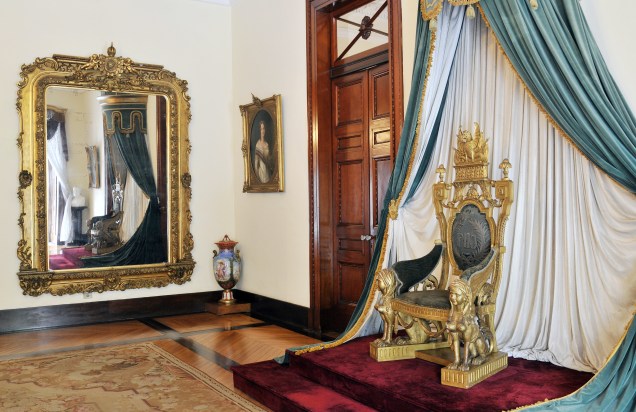 Um dos tronos usados por Dom Pedro II está na Sala de Estado – a sensação é de que o imperador pode entrar ali a qualquer momento