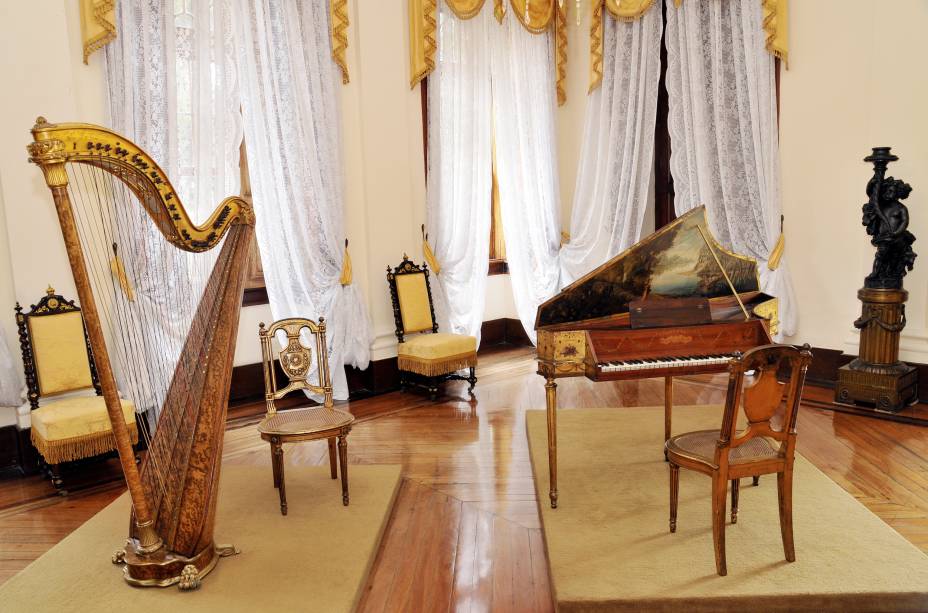 Sala de instrumentos musicais do <a href="https://viajeaqui.abril.com.br/estabelecimentos/br-rj-petropolis-atracao-museu-imperial" rel="Museu Imperial" target="_blank">Museu Imperial</a> – os objetos expostos pertenceram à família real brasileira, e o casarão era a residência oficial dos monarcas durante o verão escaldante do <a href="https://viajeaqui.abril.com.br/cidades/br-rj-rio-de-janeiro" rel="Rio de Janeiro (RJ)" target="_blank">Rio de Janeiro (RJ)</a>