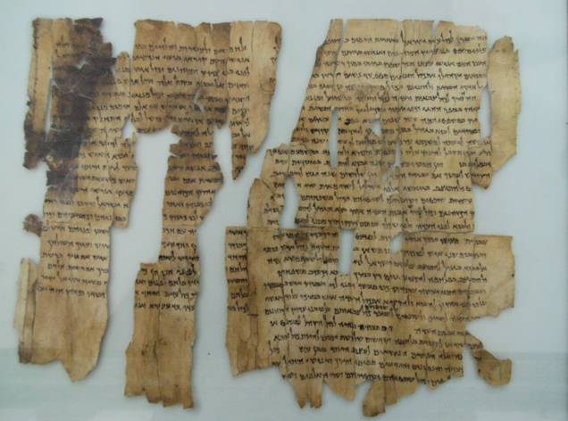 <strong>Museu de Israel </strong>(local sagrado para o judaísmo, o islamismo e o cristianismo)Os pergaminhos foram redigidos entre o século 3 a.C. e o ano 68 e são a versão mais antiga conhecida do texto bíblico. Embora a maior parte do acervo seja de origem israelense e judaica, não faltam relíquias das civilizações assíria, egípcia, babilônica, romana e muçulmana, entre outras que habitaram a região. O Museu fica a 10 minutos a oeste da Cidade Velha <strong>Museu de Israel </strong>(local sagrado para o judaísmo, o islamismo e o cristianismo)Os pergaminhos foram redigidos entre o século 3 a.C. e o ano 68 e são a versão mais antiga conhecida do texto bíblico. Embora a maior parte do acervo seja de origem israelense e judaica, não faltam relíquias das civilizações assíria, egípcia, babilônica, romana e muçulmana, entre outras que habitaram a região. O Museu fica a 10 minutos a oeste da Cidade Velha