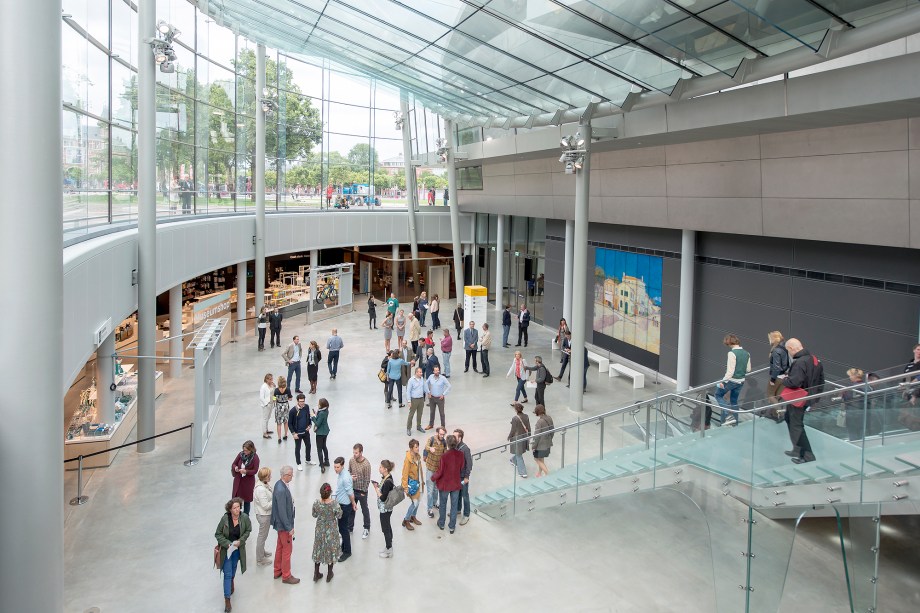 Além de uma extensa exposição permanente de obras do holandês, o <a href="https://viajeaqui.abril.com.br/estabelecimentos/holanda-amsterda-atracao-museu-van-gogh" rel="Museu Van Gogh" target="_blank">Museu Van Gogh</a> também tem uma boa estrutura com loja, café, livraria e wifi gratuito<strong>LEIA MAIS</strong><strong>• <a href="https://viajeaqui.abril.com.br/materias/conheca-10-museus-imperdiveis-na-holanda" rel="10 museus imperdíveis na Holanda" target="_blank">10 museus imperdíveis na Holanda</a></strong><strong>• <a href="https://viajeaqui.abril.com.br/cidades/holanda-amsterda" rel="Guia de viagem: Amsterdã" target="_blank">Guia de viagem: Amsterdã</a></strong><strong>• <a href="https://viajeaqui.abril.com.br/vt/blogs/achados/2015/05/11/nao-so-de-van-gogh-vive-amsterda-dois-museus-para-descobrir/" rel="Não só de Van Gogh vive Amsterdã: veja dois museus imperdíveis na cidade" target="_blank">Não só de Van Gogh vive Amsterdã: veja 2 museus legais na cidade</a></strong>