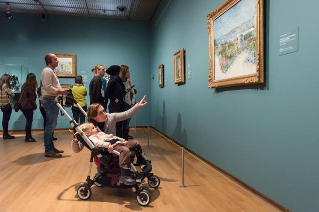 O <a href="http://viajeaqui.abril.com.br/estabelecimentos/holanda-amsterda-atracao-museu-van-gogh" rel="museu" target="_blank">museu</a> ainda tem em sua coleção permanente pinturas de Paul Gauguin, o amigo de van Gogh que foi viver na <a href="http://viajeaqui.abril.com.br/paises/polinesia-francesa" target="_blank">Polinésia Francesa</a><strong>LEIA MAIS</strong><strong>• <a href="http://viajeaqui.abril.com.br/materias/conheca-10-museus-imperdiveis-na-holanda" rel="10 museus imperdíveis na Holanda" target="_blank">10 museus imperdíveis na Holanda</a></strong><strong>• <a href="http://viajeaqui.abril.com.br/cidades/holanda-amsterda" rel="Guia de viagem: Amsterdã" target="_blank">Guia de viagem: Amsterdã</a></strong><strong>• <a href="http://viajeaqui.abril.com.br/vt/blogs/achados/2015/05/11/nao-so-de-van-gogh-vive-amsterda-dois-museus-para-descobrir/" rel="Não só de Van Gogh vive Amsterdã: veja dois museus imperdíveis na cidade" target="_blank">Não só de Van Gogh vive Amsterdã: veja 2 museus legais na cidade</a></strong>