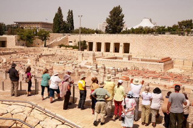 <strong>Museu de Israel</strong> (local sagrado para o judaísmo, o islamismo e o cristianismo)Tem uma vasta coleção de arte, arqueologia e documentação histórica. As maiores preciosidades são os manuscritos do Mar Morto, encontrados em 1947 nas cavernas da região do enorme lago salgado, ao sul de Jerusalém <strong>Museu de Israel</strong> (local sagrado para o judaísmo, o islamismo e o cristianismo)Tem uma vasta coleção de arte, arqueologia e documentação histórica. As maiores preciosidades são os manuscritos do Mar Morto, encontrados em 1947 nas cavernas da região do enorme lago salgado, ao sul de Jerusalém