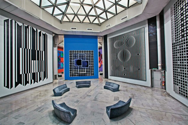  <strong>ILUSÃO DE ÓTICA</strong> O museu Fondation Vasarely, em Aix, reúne os imensos painéis geométricos do húngaro Victor Vasarely