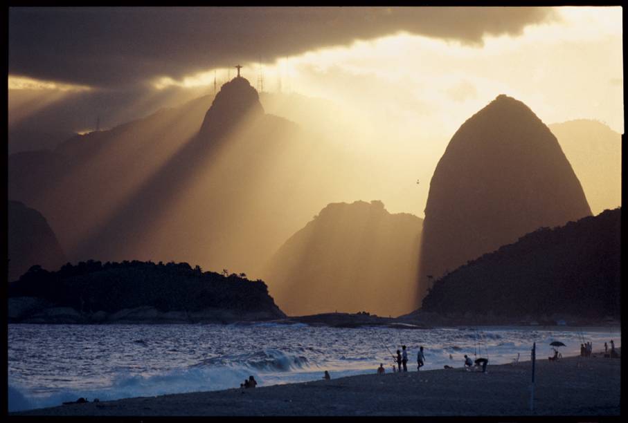 A imagem do Cristo Redentor, no Rio de Janeiro, vista de Niterói