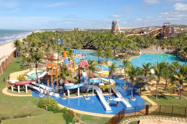 <strong>BEACH PARK</strong>Na ressaca do verão, os resorts brasileiros tendem a praticar preços mais amenos. As sete noites deste pacote com pensão completa são no<a href="http://viajeaqui.abril.com.br/estabelecimentos/br-ce-aquiraz-hospedagem-beach-park-suites-resort" rel=" Beach Park Suítes"> Beach Park Suítes</a>, em <a href="http://viajeaqui.abril.com.br/cidades/br-ce-aquiraz" rel="Aquiraz">Aquiraz</a>, a 30 quilômetros de <a href="http://viajeaqui.abril.com.br/cidades/br-ce-fortaleza" rel="Fortaleza">Fortaleza</a>. Hóspedes do hotel têm acesso ilimitado ao parque aquático do complexo, que ganhou um belo upgrade de toboáguas em 2013 e foi eleito o Melhor Parque Temático do Brasil no Prêmio VT.<strong>Quando:</strong> Em 30 de março <strong>Quem leva:</strong>  A <a href="http://www.cvc.com.br/index.aspx" rel="CVC" target="_blank">CVC</a> (11 3003-9282) <strong>Quanto:</strong> R$ 3 848 - <a href="http://www.beachpark.com.br/" rel="beachpark. com.br" target="_blank">beachpark. com.br</a>