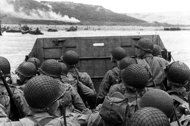 Soldados dos Estados Unidos desembarcam na praia de Omaha, na costa da Normandia, no Dia D (6 de junho de 1944)