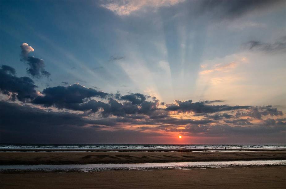 Amanhecer na praia de Omaha, na costa da Normandia - a praia foi um dos palcos da chegada das tropas norte-americanas à França, no Dia 6 de junho de 1944 - o Dia D