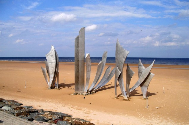 O monumento Les Braves, de Anilore Banon, foi instalado em 2004 em virtude dos 60 anos da invasão. Fica no centro da praia de Omaha e celebra a libertação da França pelos soldados norte-americanos
