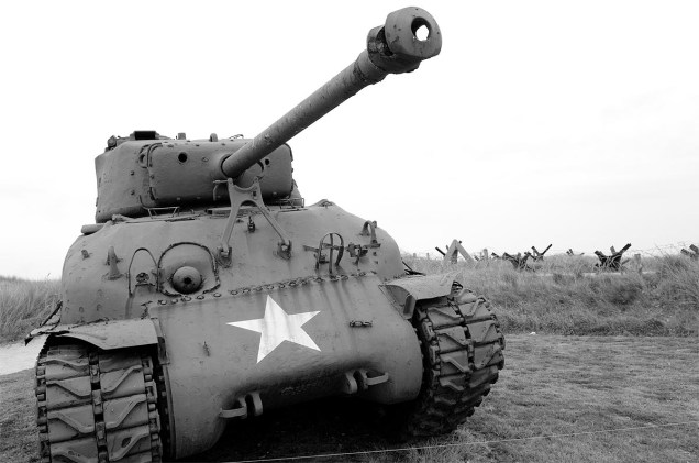 Tanque de guerra dos Estados Unidos patrulha a praia de Utah