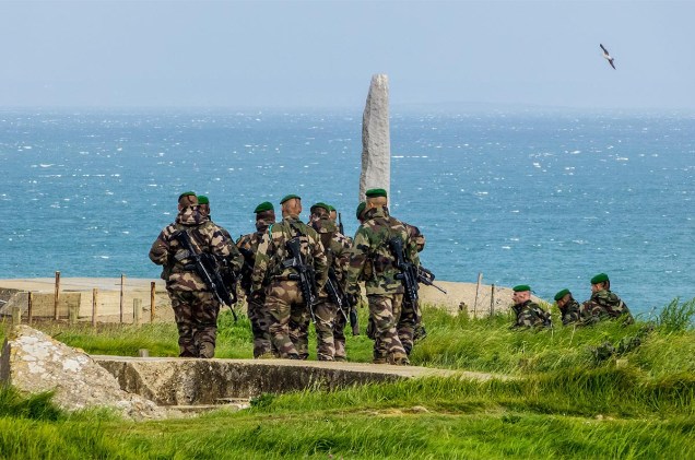 Soldados franceses visitam o monumento em memória ao Dia D