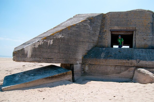 Os bunkers usados pelos soldados para se proteger da invasão do Dia D podem ser vistos até hoje nas praias da Normandia; a construção de concreto armado da foto foi fotografada na praia de Utah