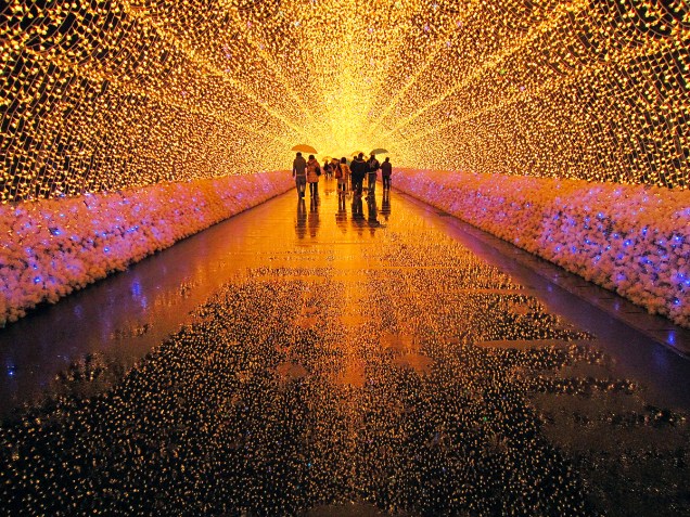 <strong>Iluminação de inverno do Parque Nabana no Sato </strong><strong>–</strong><strong> <a href="https://viajeaqui.abril.com.br/paises/japao" rel="Japão" target="_blank">Japão</a></strong>Mais de 8 milhões de luzes de LED de cores variadas se misturam as flores e árvores do parque. Os túneis (foto), corredores e campos são completamente cobertos de luz! Algumas das instalações são animadas, com luzes que mudam de cor criando efeitos incríveis <strong>Iluminação de inverno do Parque Nabana no Sato </strong><strong>–</strong><strong> <a href="https://viajeaqui.abril.com.br/paises/japao" rel="Japão" target="_blank">Japão</a></strong>Mais de 8 milhões de luzes de LED de cores variadas se misturam as flores e árvores do parque. Os túneis (foto), corredores e campos são completamente cobertos de luz! Algumas das instalações são animadas, com luzes que mudam de cor criando efeitos incríveis