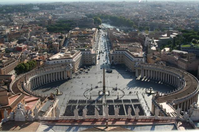 <strong>Basílica de Sao Pedro, Vaticano</strong><br />Jesus Cristo foi julgado, morto e sepultado sob jurisdição romana. Não deixa de ser irônico então que o principal centro de peregrinação dos católicos seja em Roma. Construída sobre o suposto túmulo do apóstolo Pedro, a <a href="https://viajeaqui.abril.com.br/estabelecimentos/italia-roma-atracao-basilica-di-san-pietro-basilica-de-sao-pedro" rel="Basílica de São Pedro " target="_blank">Basílica de São Pedro</a> é uma alegoria barroca, construída para a glória do Senhor – e de alguns papas, também. Michelangelo, Rafael e Bernini foram alguns dos gênios renascentistas que participaram da construção do magnificente templo, construído sobre a pedra fundamental escolhida por Cristo.<br /> <strong>Basílica de Sao Pedro, Vaticano</strong><br />Jesus Cristo foi julgado, morto e sepultado sob jurisdição romana. Não deixa de ser irônico então que o principal centro de peregrinação dos católicos seja em Roma. Construída sobre o suposto túmulo do apóstolo Pedro, a <a href="https://viajeaqui.abril.com.br/estabelecimentos/italia-roma-atracao-basilica-di-san-pietro-basilica-de-sao-pedro" rel="Basílica de São Pedro " target="_blank">Basílica de São Pedro</a> é uma alegoria barroca, construída para a glória do Senhor – e de alguns papas, também. Michelangelo, Rafael e Bernini foram alguns dos gênios renascentistas que participaram da construção do magnificente templo, construído sobre a pedra fundamental escolhida por Cristo.<br />