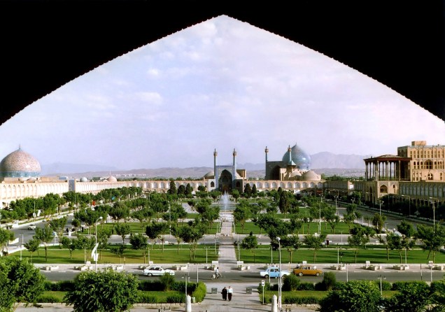 <strong>Praça Naghsh-e Jahan – Isfahan – <a href="https://viajeaqui.abril.com.br/paises/ira" target="_blank" rel="noopener">Irã</a></strong> Localizada no centro da cidade de Isfahan, é uma das maiores praças do mundo, com 89.600 metros quadrados. É rodeada por edifícios maravilhosos e importantes da era safávida (uma das mais importantes dinastias persas): a Mesquita Shah ao sul, o Palácio de Ali Qapu a oeste, e a belíssima e impressionante <a href="https://viajeaqui.abril.com.br/materias/mesquitas-mais-sagradas-e-belas-do-mundo#9" target="_blank" rel="noopener">Mesquita Sheikh Lotfollah</a> a leste, uma das mais belas do mundo. Entrando na Mesquita Sheikh Lotfollah e saindo pelo seu portão norte, chega-se ao Grand Bazar de Isfahan, outra atração imperdível da cidade
